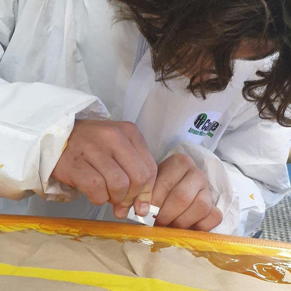 Glassing tools include razor blades